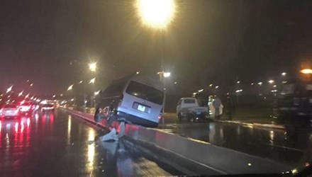 Liên tiếp xảy ra tai nạn, dải phân cách cầu Nhật Tân bị 'khai tử' - ảnh 1