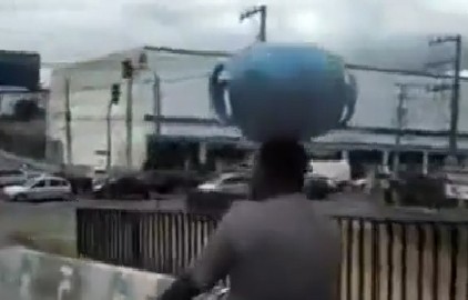 10 video ‘hot’: Đang lái máy xúc bị khối đá chục tấn đè bẹp - ảnh 2