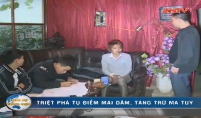 10 video ‘hot’: Đang lái máy xúc bị khối đá chục tấn đè bẹp - ảnh 8