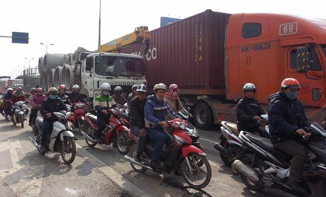 Mất lái, xe tải đâm xe buýt chở đầy khách bay 10m - ảnh 1