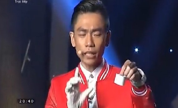 10 video ‘hot’: Đang lái máy xúc bị khối đá chục tấn đè bẹp - ảnh 1