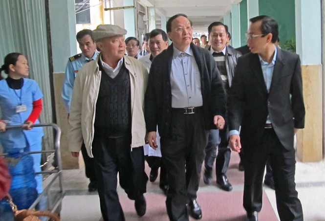 Trưởng ban Tổ chức T.Ư Tô Huy Rứa thăm ông Nguyễn Bá Thanh - ảnh 1