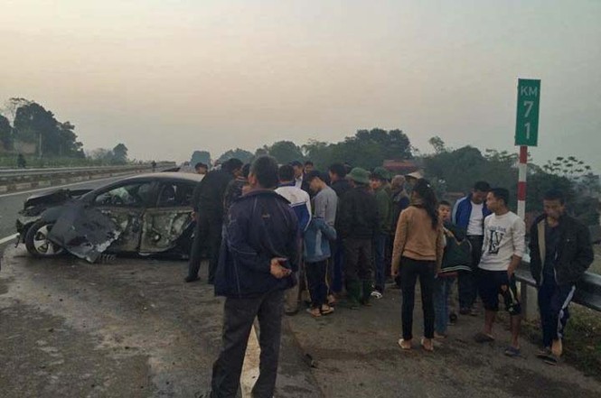 'Xế hộp' nổ lốp, văng vào rào chắn cao tốc Nội Bài – Lào Cai - ảnh 1