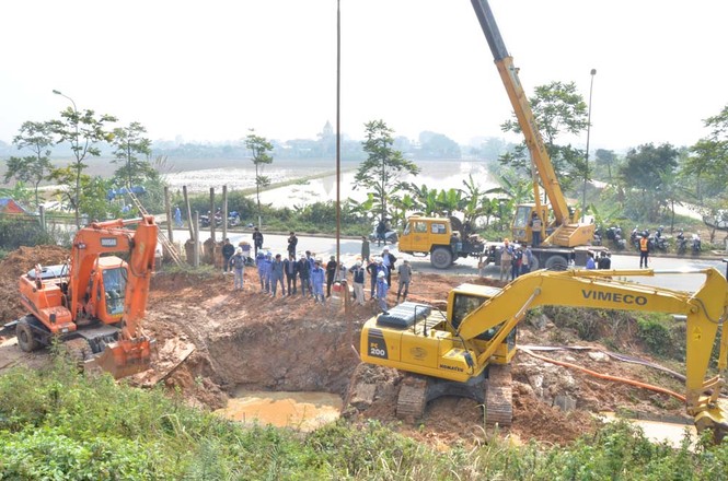 Vỡ đường ống, 7 vạn hộ dân Hà Nội bị cắt nước - ảnh 1