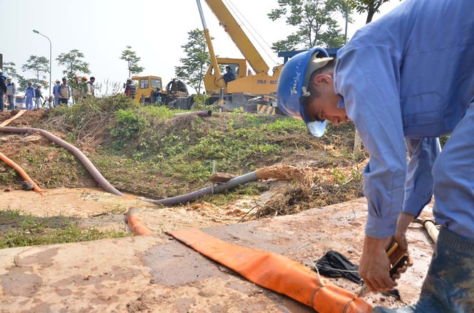 Vỡ đường ống, 7 vạn hộ dân Hà Nội bị cắt nước - ảnh 5