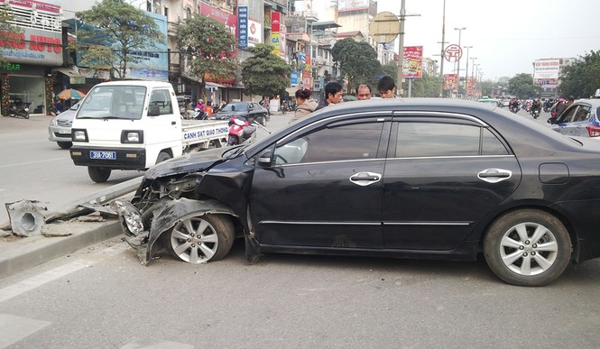 Hà Nội: Xế hộp nổ lốp hạ gục biển báo giao thông - ảnh 2