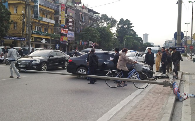 Hà Nội: Xế hộp nổ lốp hạ gục biển báo giao thông - ảnh 3
