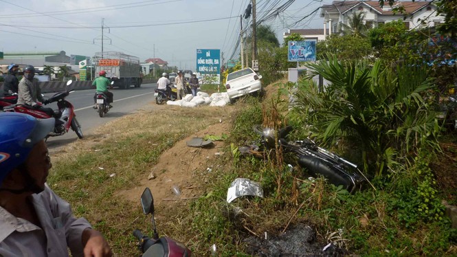 Ô tô hất tung xe máy, 3 người nhập viện - ảnh 1