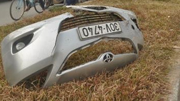 Đụng xe tải, xế hộp lao lên dải phân cách toác đầu - ảnh 1