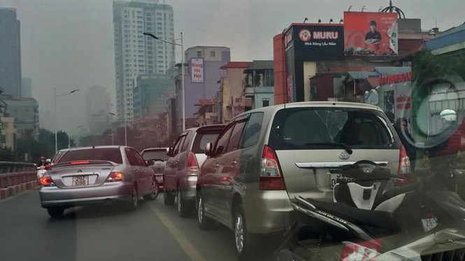Ô tô phanh gấp trên cầu gây tai nạn liên hoàn - ảnh 2