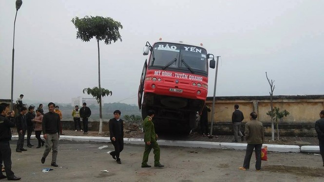 Tài xế không cẩn thận, xe khách 'chơi bập bênh' trên đê - ảnh 1