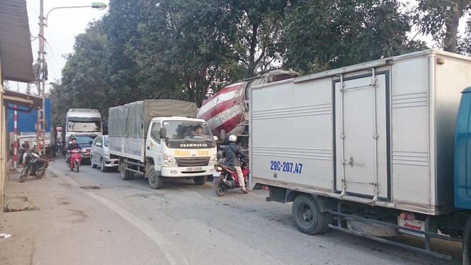 Bị xe ben kéo lê 10 mét, một phụ nữ chết thảm - ảnh 4