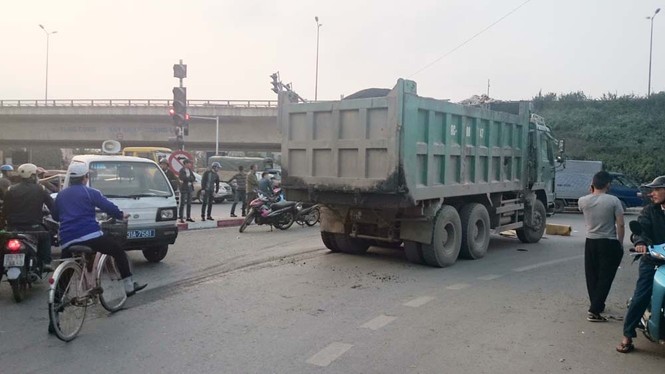 Bị xe ben kéo lê 10 mét, một phụ nữ chết thảm - ảnh 1