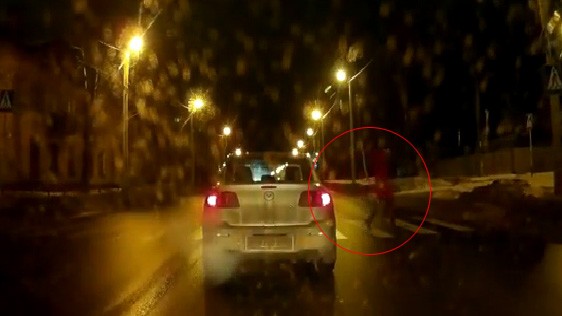 10 video ‘hot’: Thiếu nữ khỏa thân đánh đu trên cây - ảnh 9