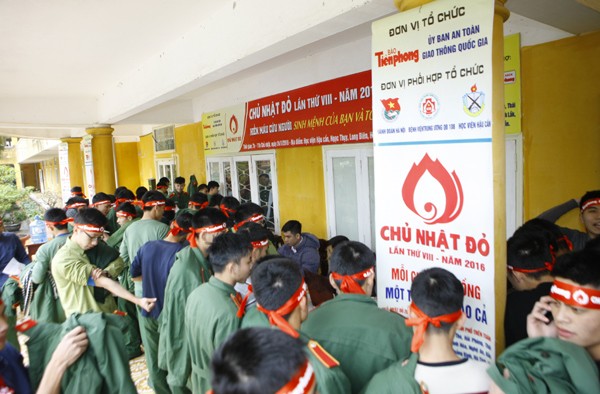 Sinh viên học viện Hậu Cần nô nức tham gia Ngày Chủ Nhật Đỏ - ảnh 9