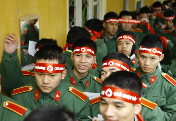 Sinh viên học viện Hậu Cần nô nức tham gia Ngày Chủ Nhật Đỏ - ảnh 11