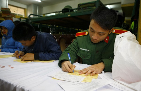 Sinh viên học viện Hậu Cần nô nức tham gia Ngày Chủ Nhật Đỏ - ảnh 12