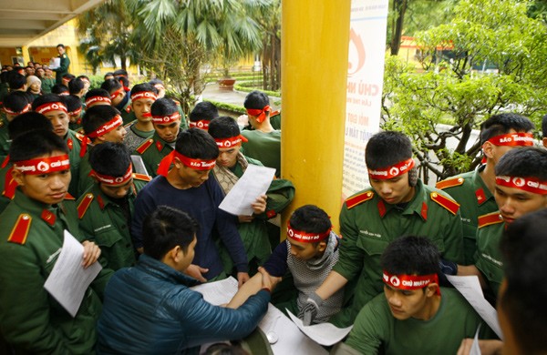 Sinh viên học viện Hậu Cần nô nức tham gia Ngày Chủ Nhật Đỏ - ảnh 13