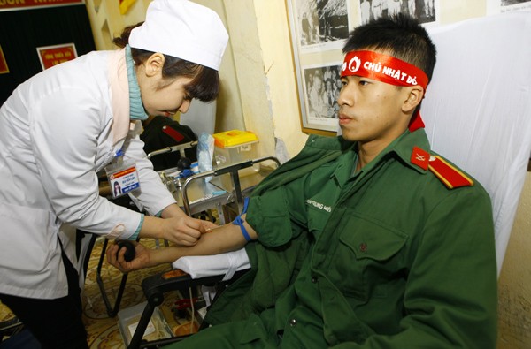 Sinh viên học viện Hậu Cần nô nức tham gia Ngày Chủ Nhật Đỏ - ảnh 18