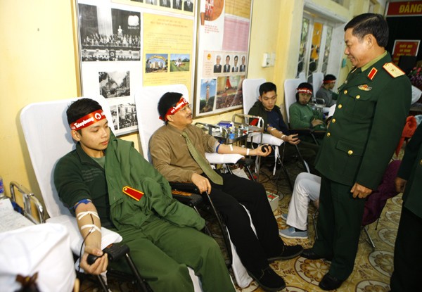 Sinh viên học viện Hậu Cần nô nức tham gia Ngày Chủ Nhật Đỏ - ảnh 19