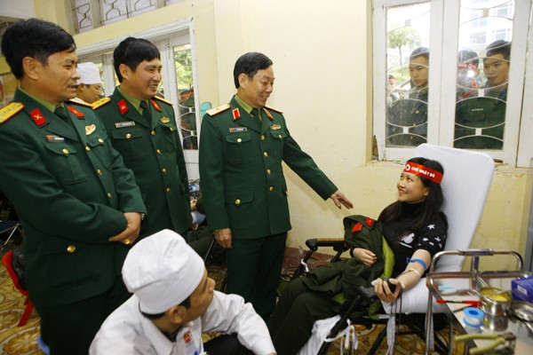 Sinh viên học viện Hậu Cần nô nức tham gia Ngày Chủ Nhật Đỏ - ảnh 20