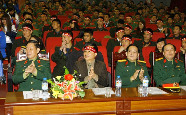 Sinh viên học viện Hậu Cần nô nức tham gia Ngày Chủ Nhật Đỏ - ảnh 2