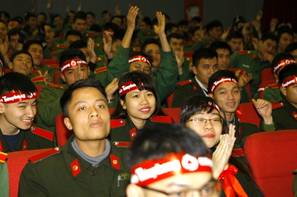 Sinh viên học viện Hậu Cần nô nức tham gia Ngày Chủ Nhật Đỏ - ảnh 4
