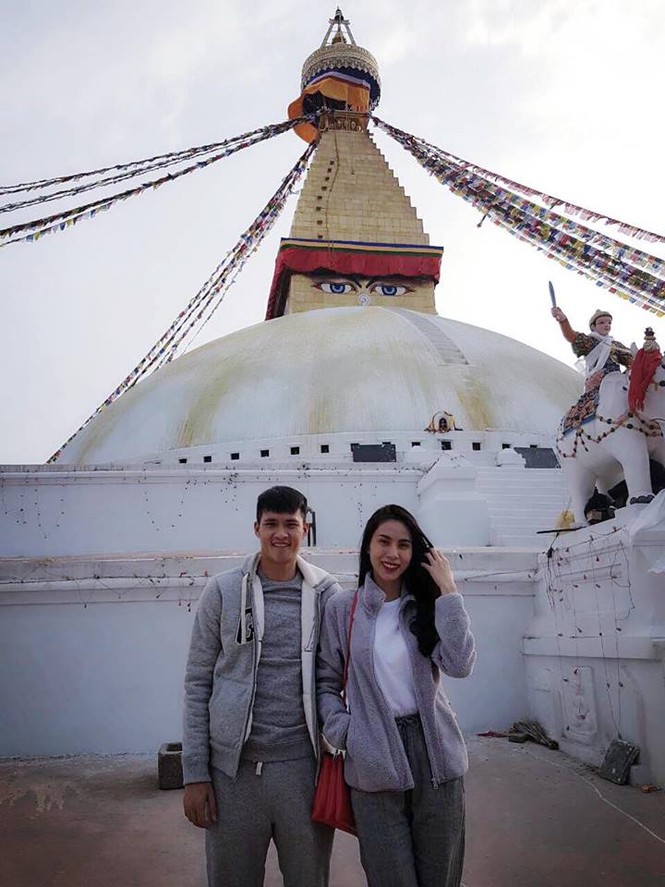 Công Vinh cùng Thủy Tiên đi chùa ở Nepal - ảnh 1