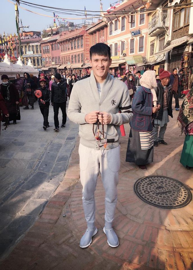 Công Vinh cùng Thủy Tiên đi chùa ở Nepal - ảnh 3