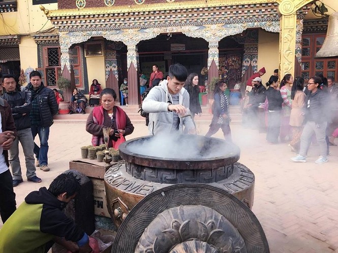 Công Vinh cùng Thủy Tiên đi chùa ở Nepal - ảnh 4