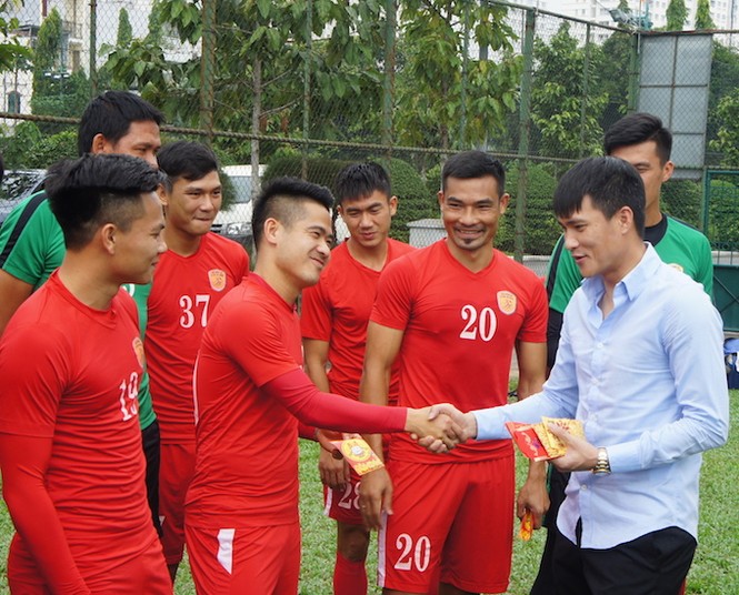 Công Vinh cùng Thủy Tiên đi chùa ở Nepal - ảnh 2