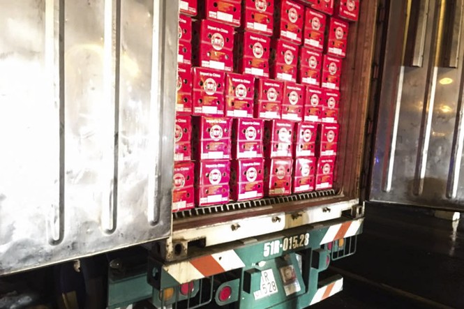 Xe container chở hoa quả cháy rụi trên cầu Thanh Trì - ảnh 2