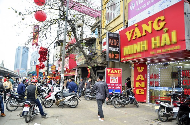 “Nơi chen nhau, chỗ đìu hiu“ mua vàng ngày Thần tài - ảnh 1