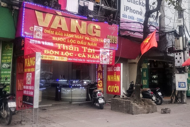 “Nơi chen nhau, chỗ đìu hiu“ mua vàng ngày Thần tài - ảnh 2