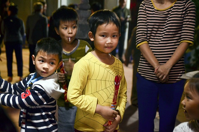 Già trẻ, gái trai chạy đua xin lửa lấy may đầu năm mới - ảnh 4