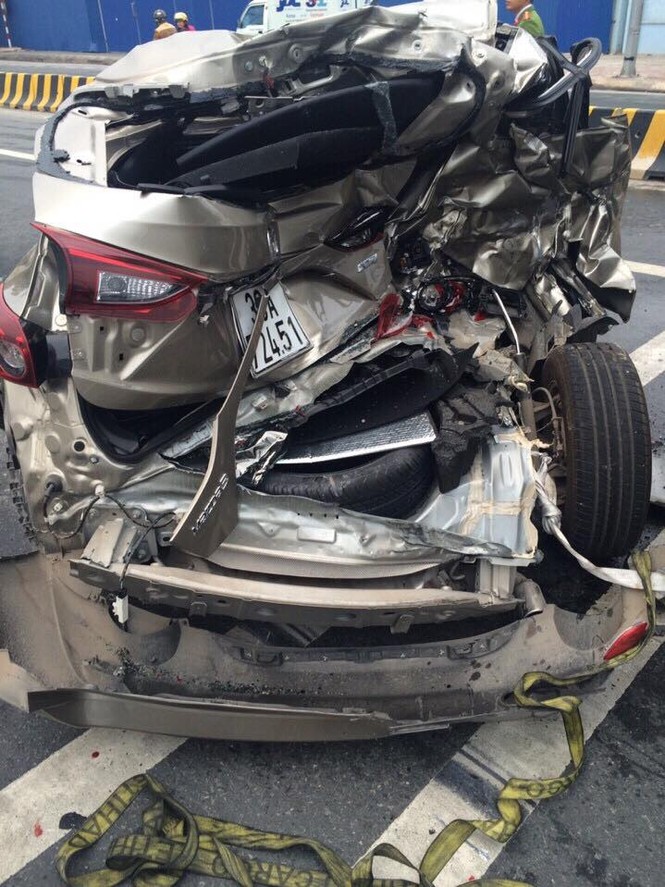 'Dính đòn' của xe đầu kéo, Mazda 3 biến hình kỳ quái - ảnh 1