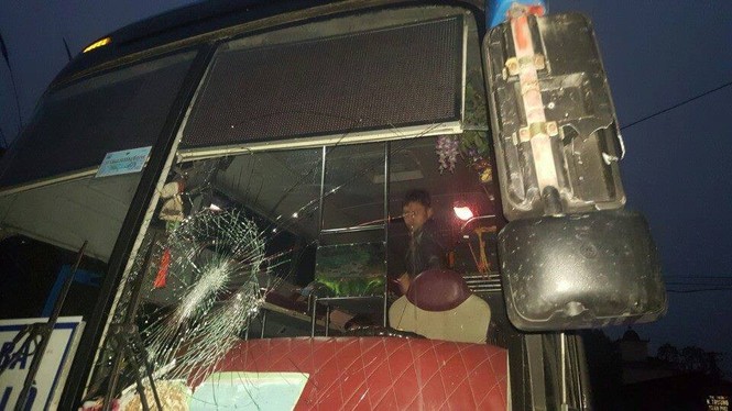 Xe khách bị 'dằn mặt' đập vỡ kính trong đêm - ảnh 1