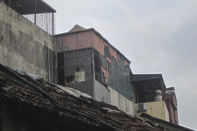 Lửa 'nuốt' 3 nhà trên phố Minh Khai, khói đen cả góc trời - ảnh 4