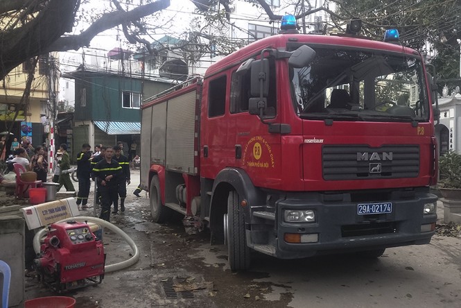Lửa 'nuốt' 3 nhà trên phố Minh Khai, khói đen cả góc trời - ảnh 2