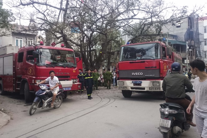 Lửa 'nuốt' 3 nhà trên phố Minh Khai, khói đen cả góc trời - ảnh 1