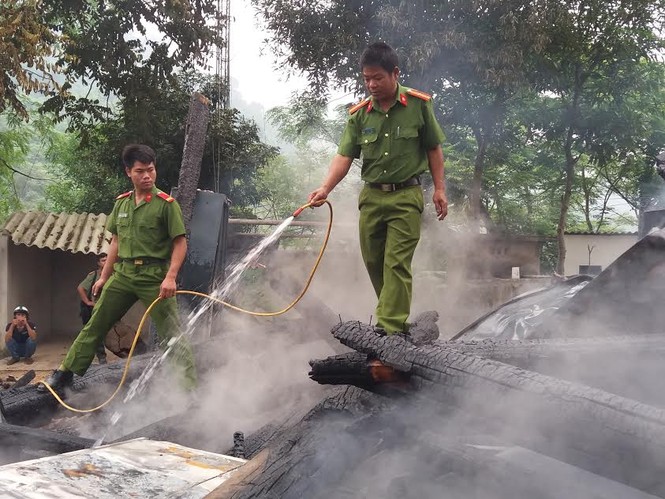 Nơi làm việc của UBND xã bị thiêu rụi vào sáng sớm - ảnh 1