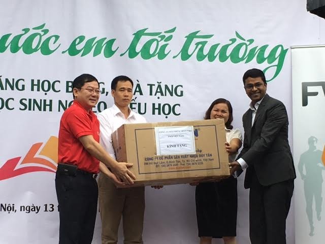 Nhiều học sinh nhận học bổng Nâng bước em tới trường - ảnh 1
