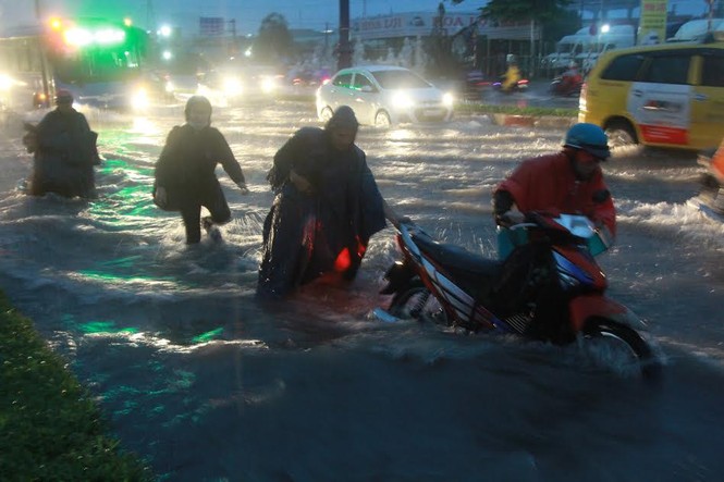 Xa lộ Hà Nội ngập nặng, người dân khốn khổ “bơi” trong mưa tầm tã - ảnh 19
