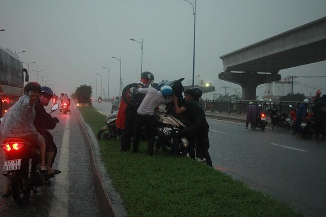 Xa lộ Hà Nội ngập nặng, người dân khốn khổ “bơi” trong mưa tầm tã - ảnh 1