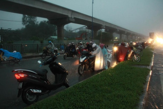 Xa lộ Hà Nội ngập nặng, người dân khốn khổ “bơi” trong mưa tầm tã - ảnh 3