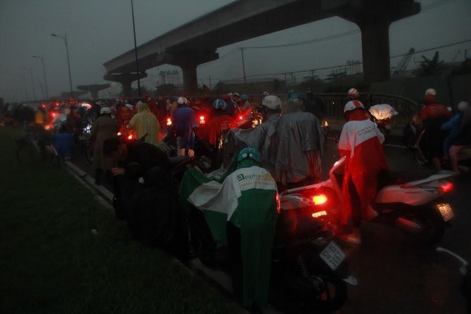 Xa lộ Hà Nội ngập nặng, người dân khốn khổ “bơi” trong mưa tầm tã - ảnh 11
