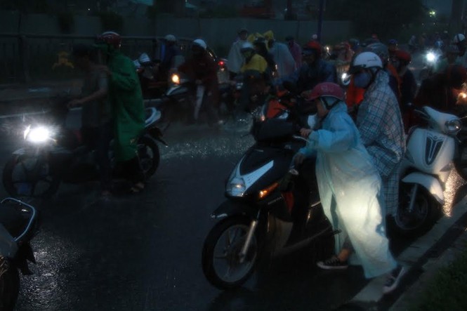 Xa lộ Hà Nội ngập nặng, người dân khốn khổ “bơi” trong mưa tầm tã - ảnh 6