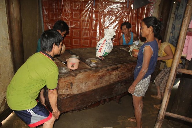 Khung cảnh tan hoang sau lũ lịch sử - ảnh 4