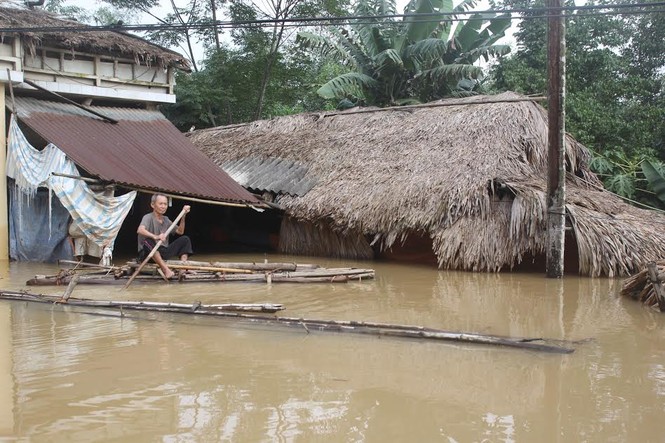 Khung cảnh tan hoang sau lũ lịch sử - ảnh 8