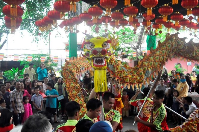 TPHCM: Chen chân đi lễ chùa, bãi giữ xe mọc như nấm - ảnh 10